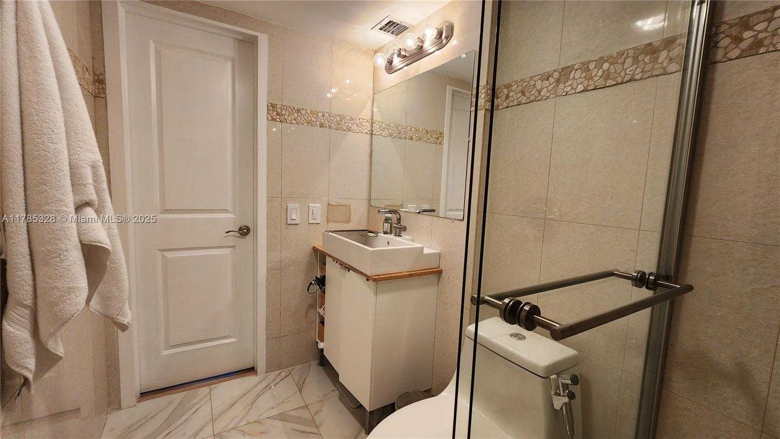 Small Image of 7900 TATUM WATERWAY DR #313, Miami Beach Number 14