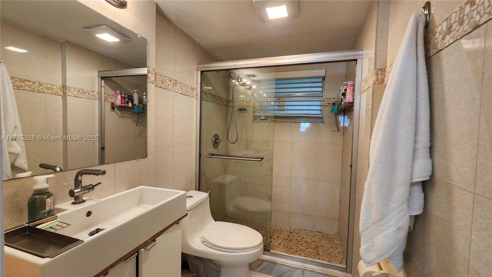 Small Image of 7900 TATUM WATERWAY DR #313, Miami Beach Number 15