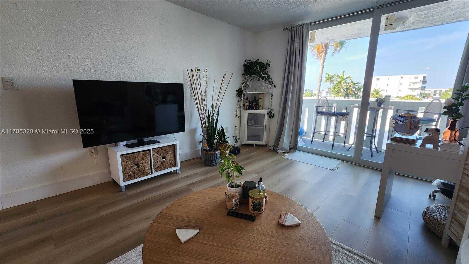 Small Image of 7900 TATUM WATERWAY DR #313, Miami Beach Number 16