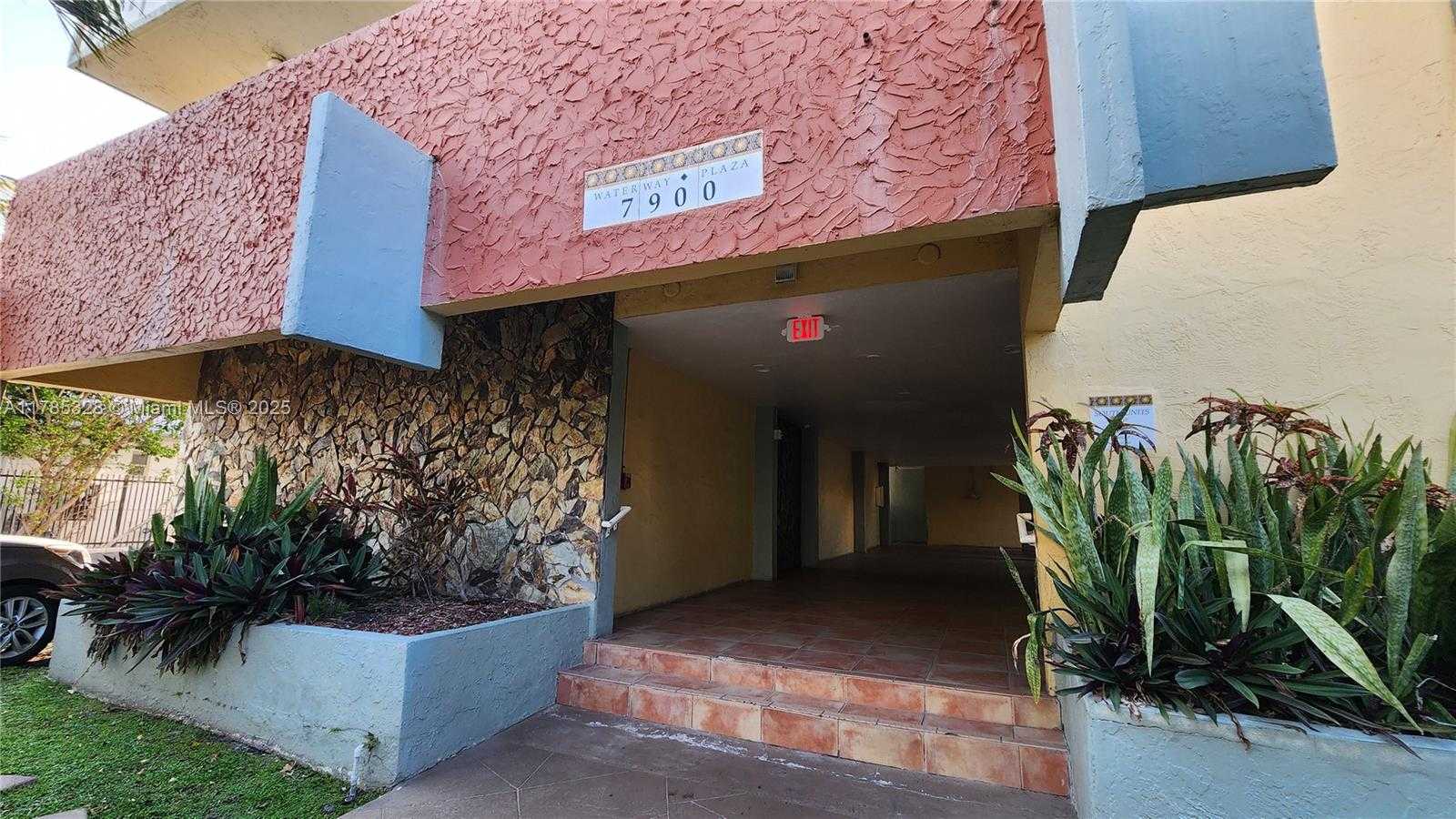 Small Image of 7900 TATUM WATERWAY DR #313, Miami Beach Number 18