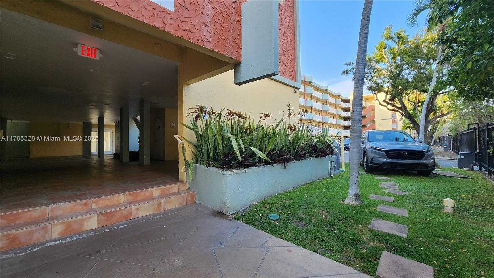Small Image of 7900 TATUM WATERWAY DR #313, Miami Beach Number 19