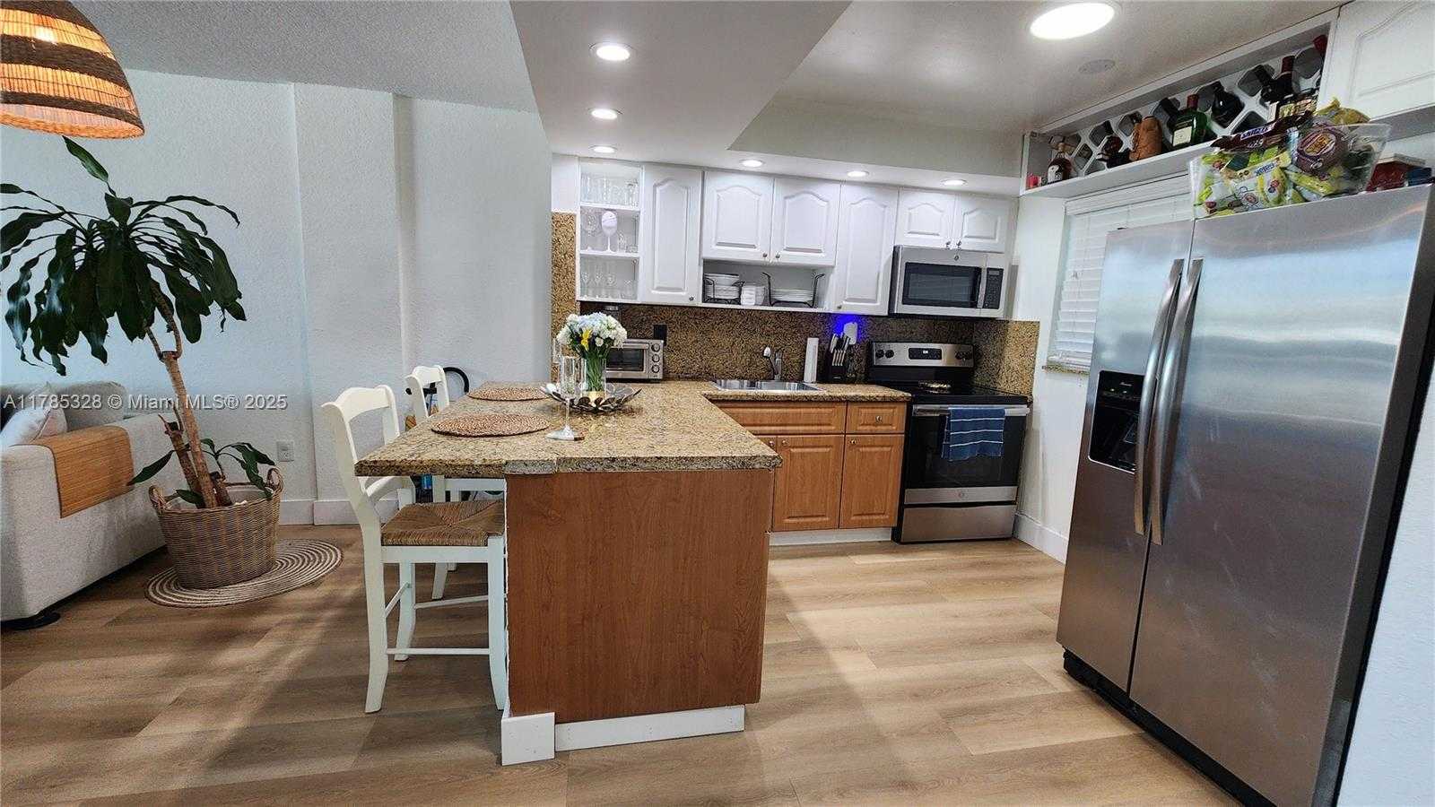 Small Image of 7900 TATUM WATERWAY DR #313, Miami Beach Number 2