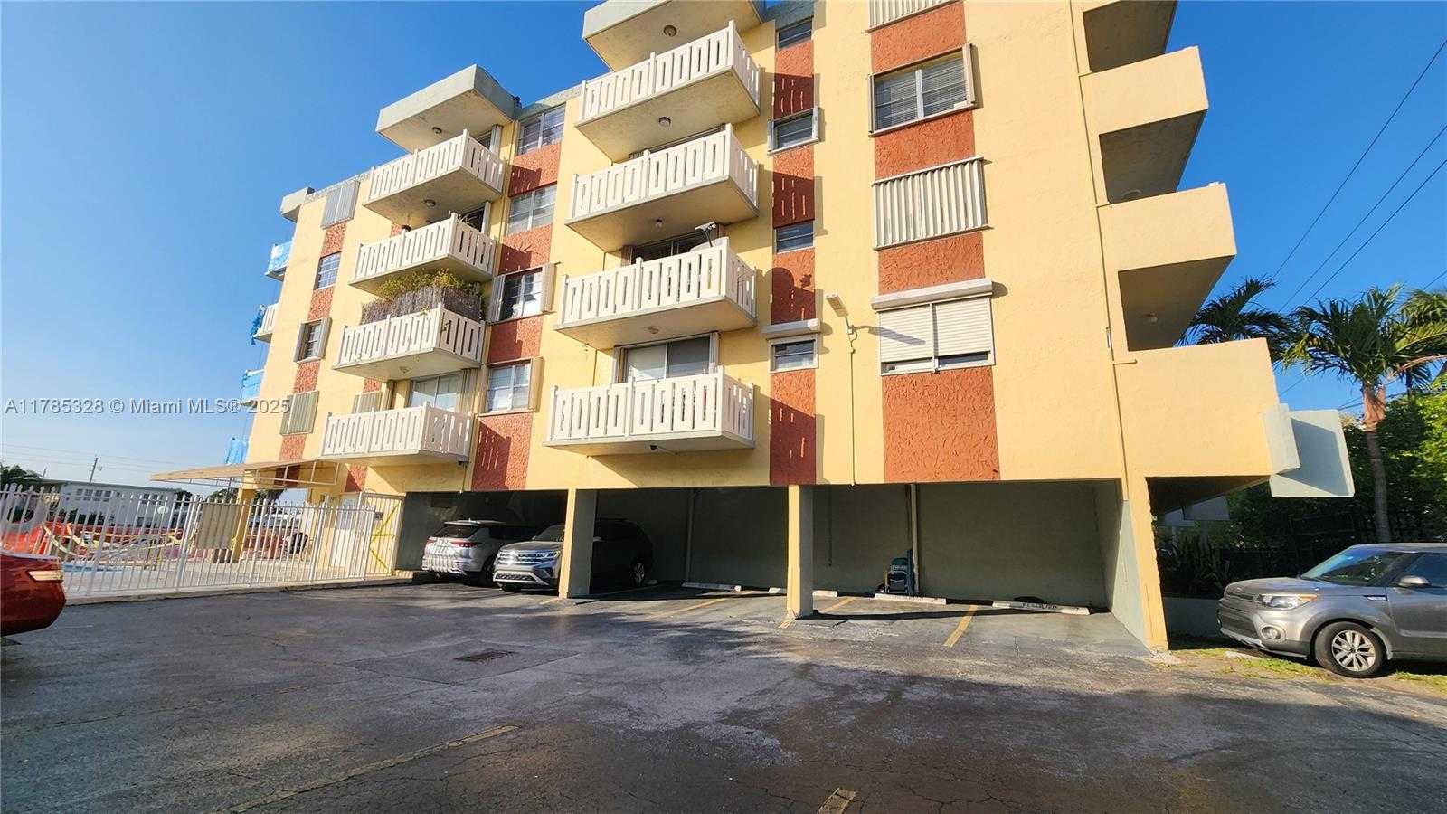 Small Image of 7900 TATUM WATERWAY DR #313, Miami Beach Number 20