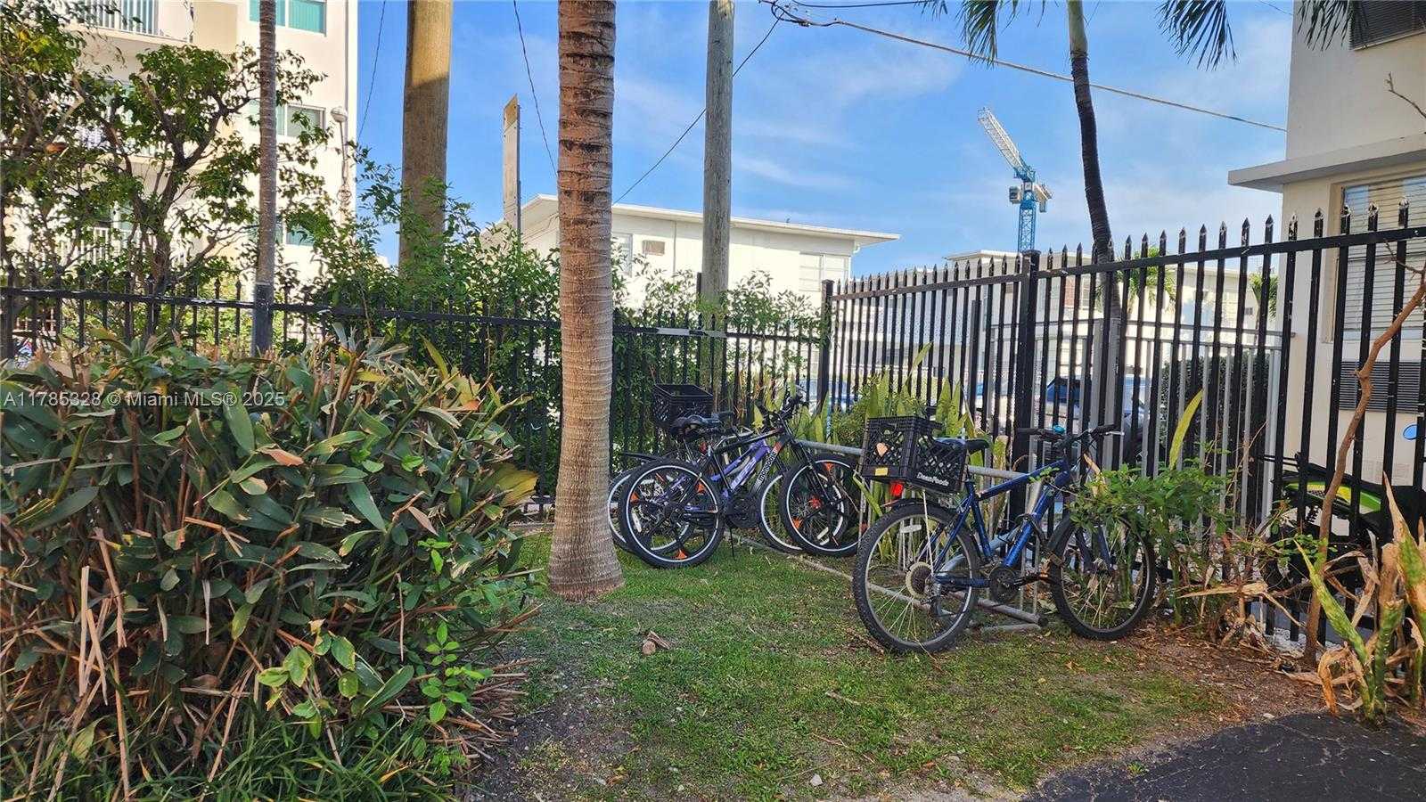 Small Image of 7900 TATUM WATERWAY DR #313, Miami Beach Number 25