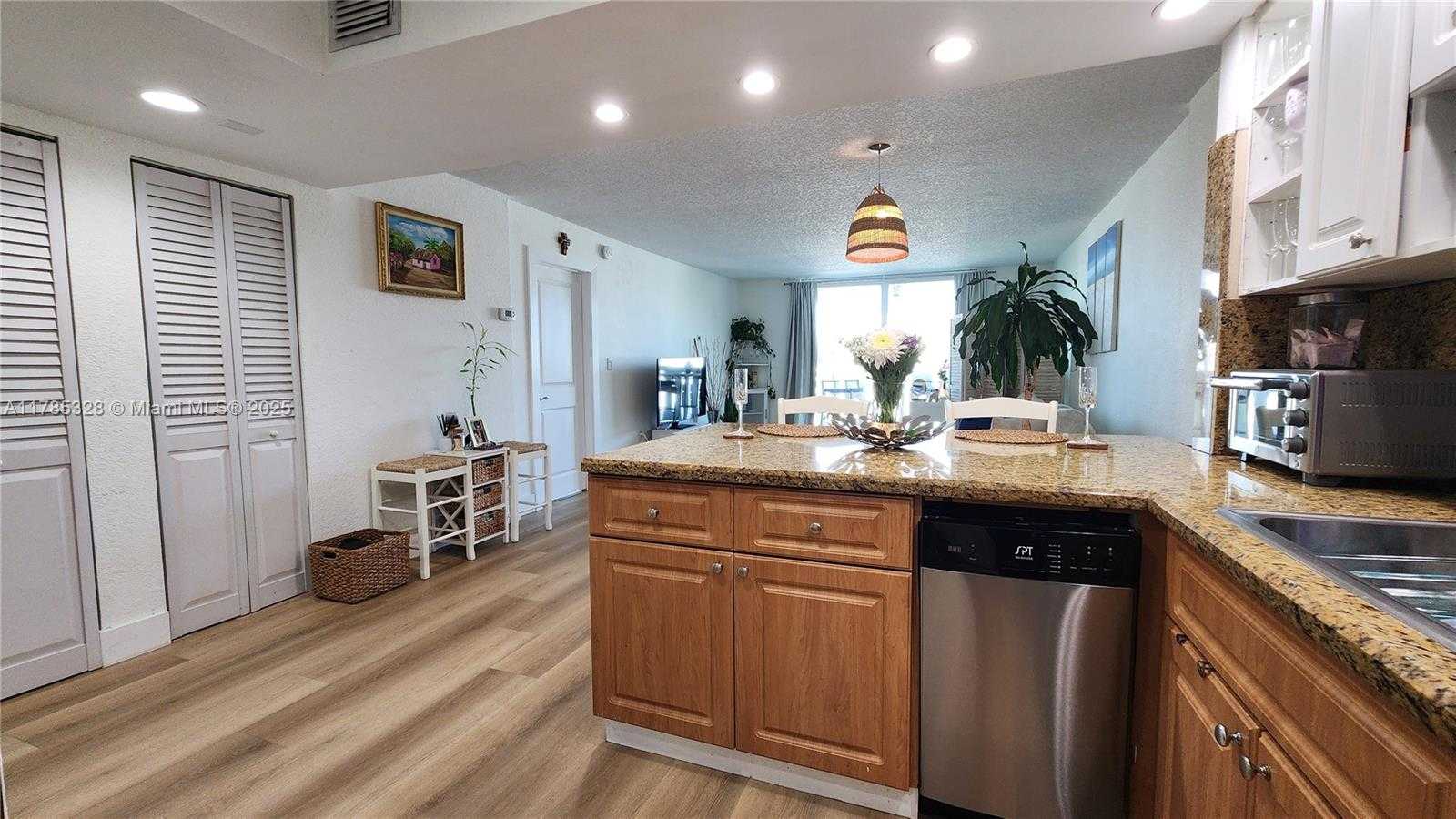Small Image of 7900 TATUM WATERWAY DR #313, Miami Beach Number 3