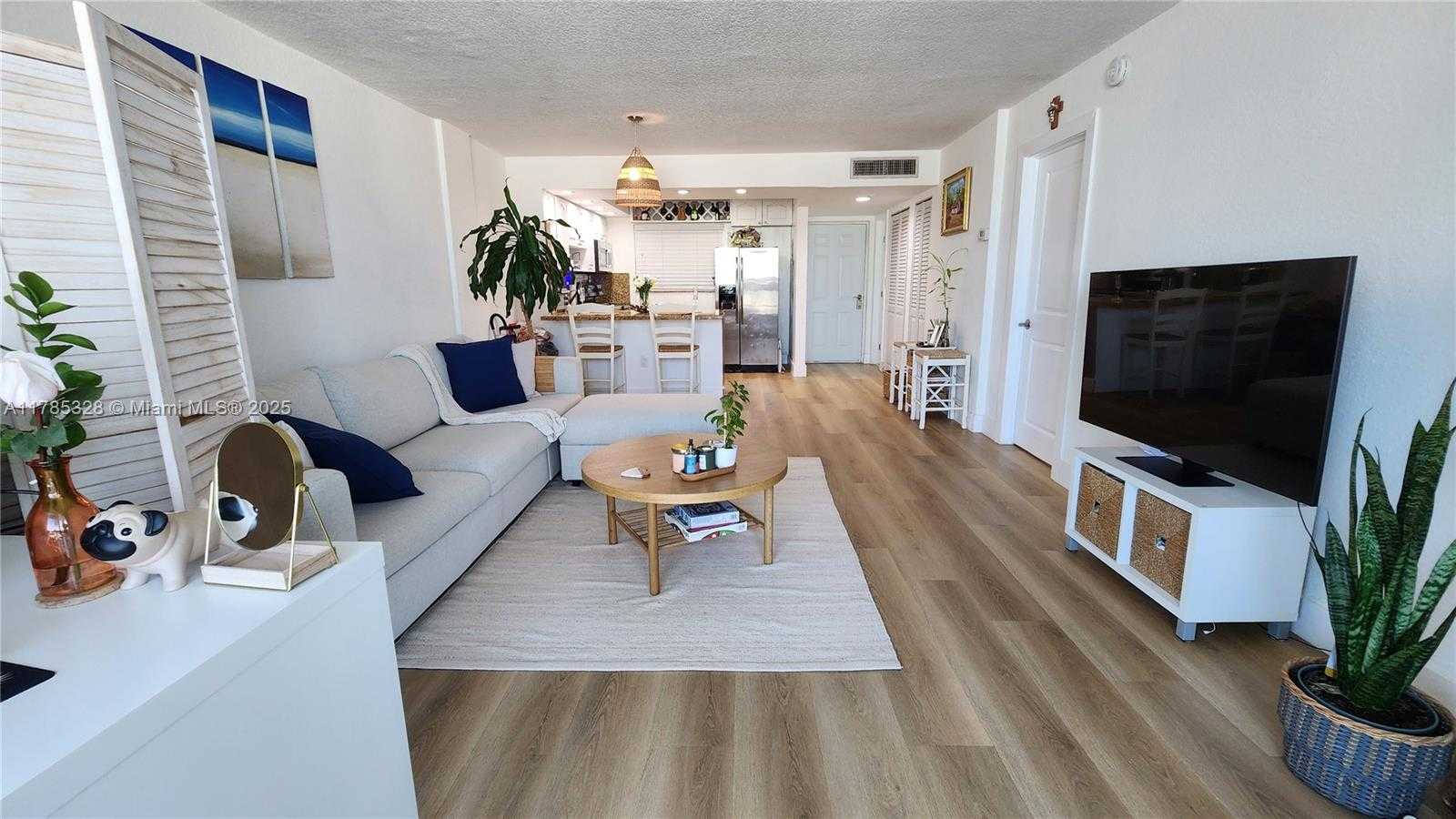 Small Image of 7900 TATUM WATERWAY DR #313, Miami Beach Number 8