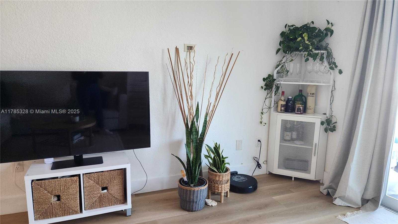 Small Image of 7900 TATUM WATERWAY DR #313, Miami Beach Number 9