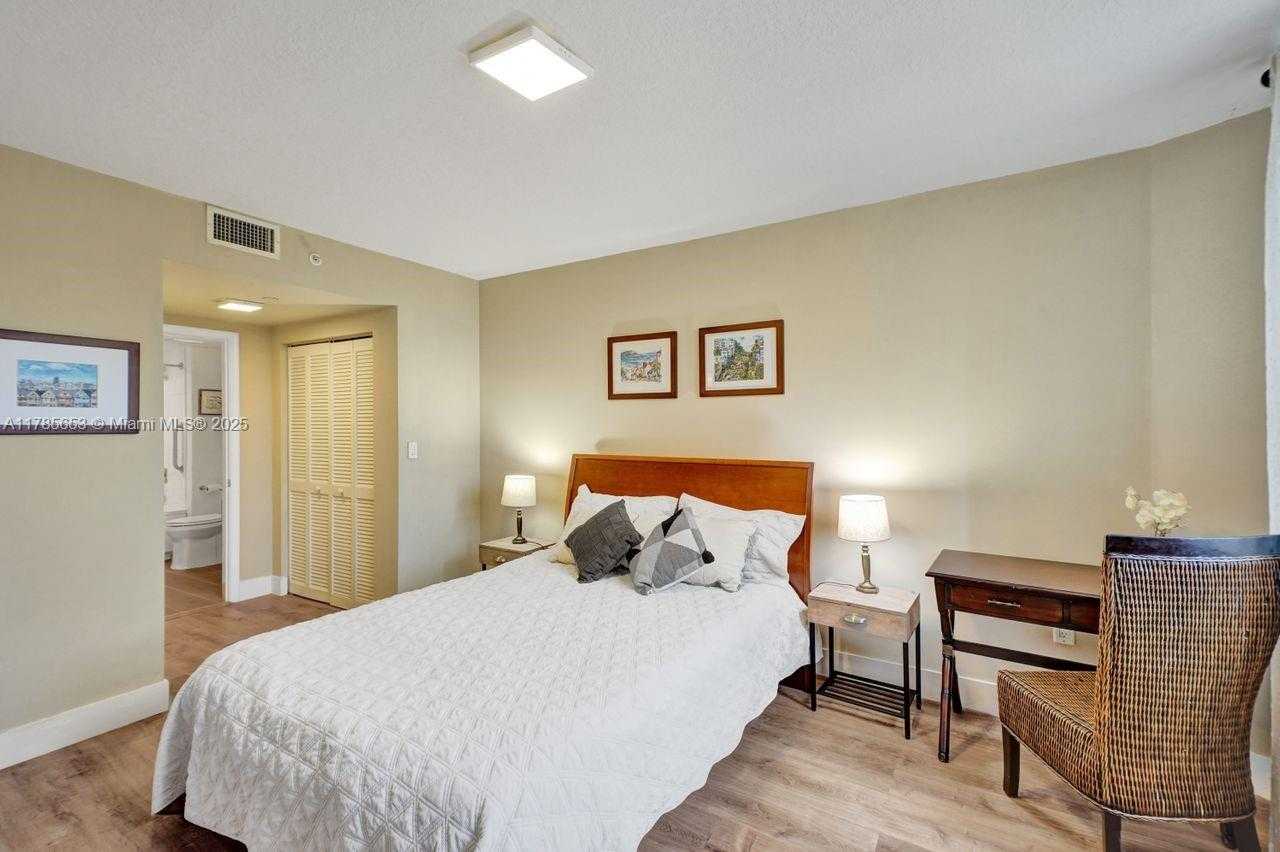 Small Image of 19501 WEST COUNTRY CLUB DR #402, Aventura Number 14