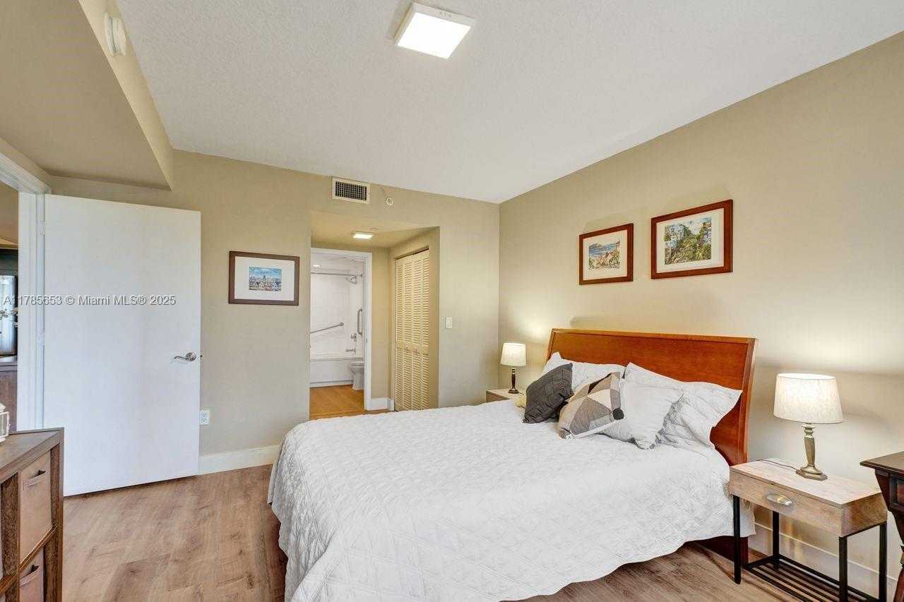 Small Image of 19501 WEST COUNTRY CLUB DR #402, Aventura Number 15