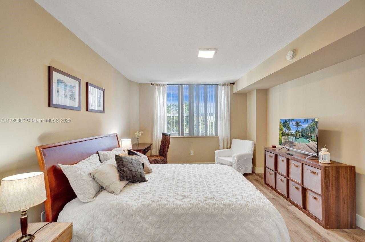 Small Image of 19501 WEST COUNTRY CLUB DR #402, Aventura Number 16