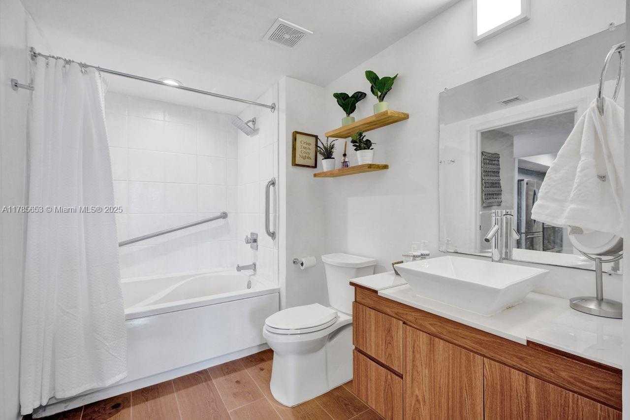 Small Image of 19501 WEST COUNTRY CLUB DR #402, Aventura Number 17