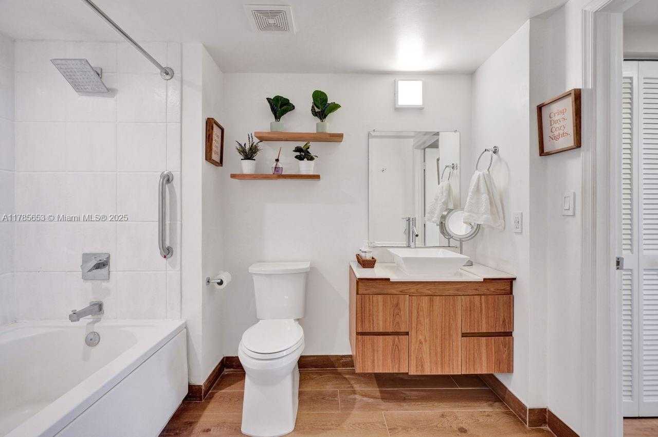Small Image of 19501 WEST COUNTRY CLUB DR #402, Aventura Number 18