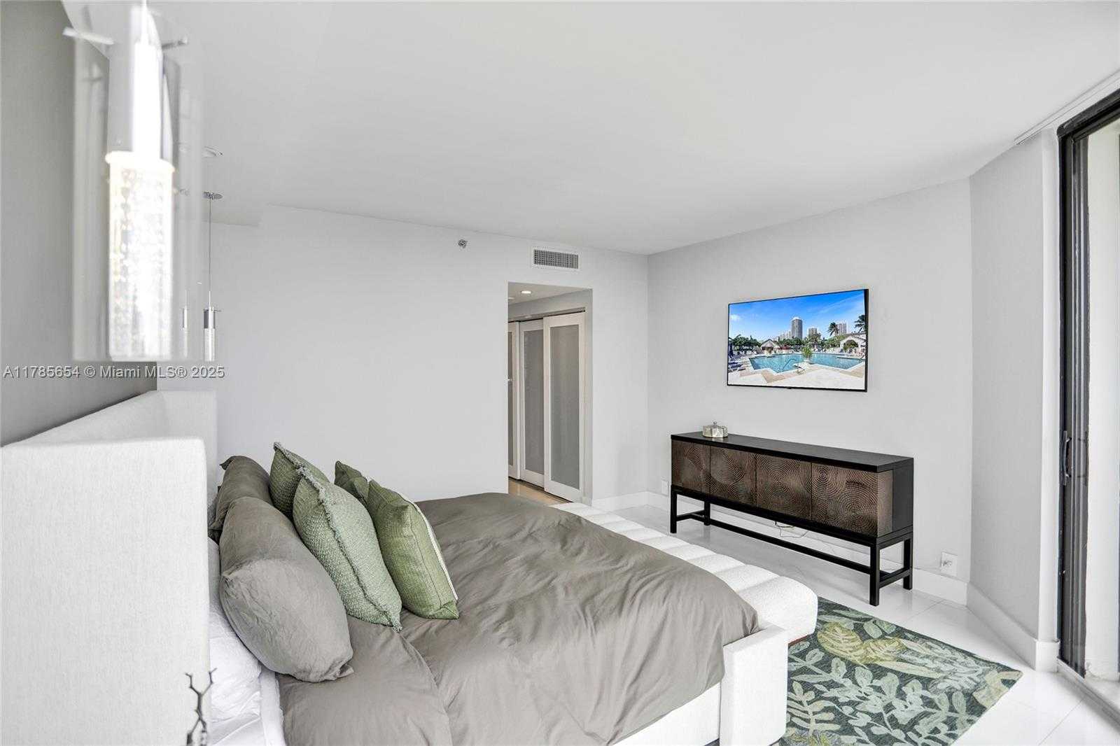 Small Image of 2000 ISLAND BLVD #2008, Aventura Number 22