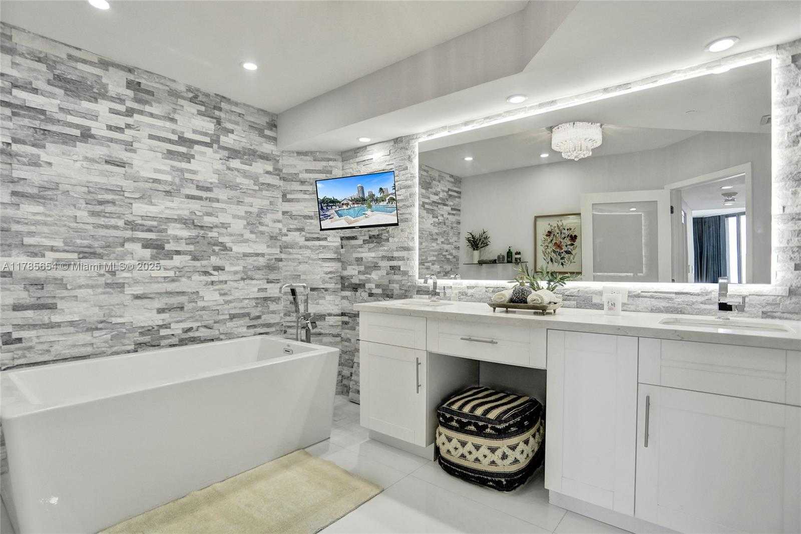 Small Image of 2000 ISLAND BLVD #2008, Aventura Number 25