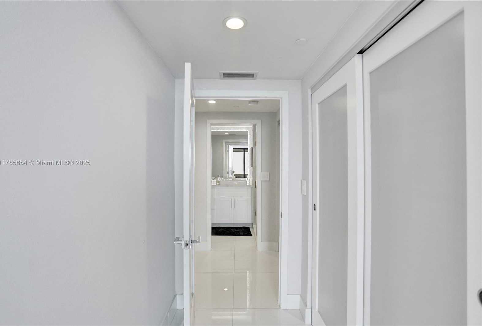 Small Image of 2000 ISLAND BLVD #2008, Aventura Number 31