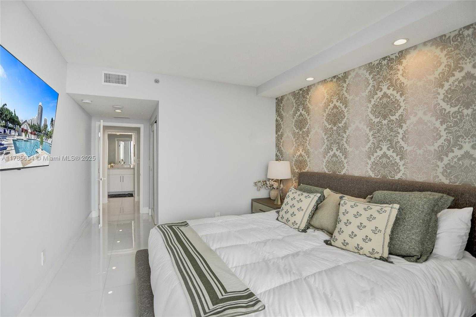 Small Image of 2000 ISLAND BLVD #2008, Aventura Number 32