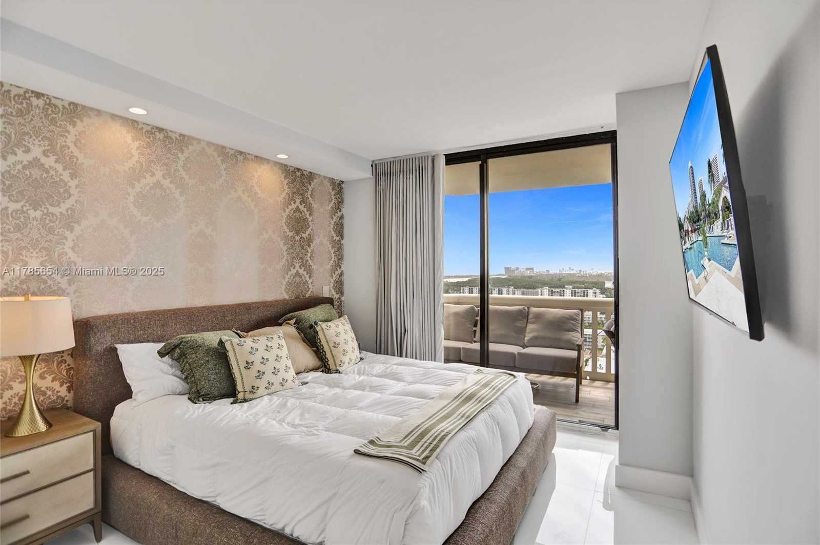 Small Image of 2000 ISLAND BLVD #2008, Aventura Number 34