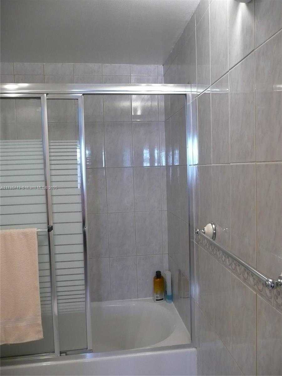 Small Image of 250 181ST DR #414, Sunny Isles Beach Number 11