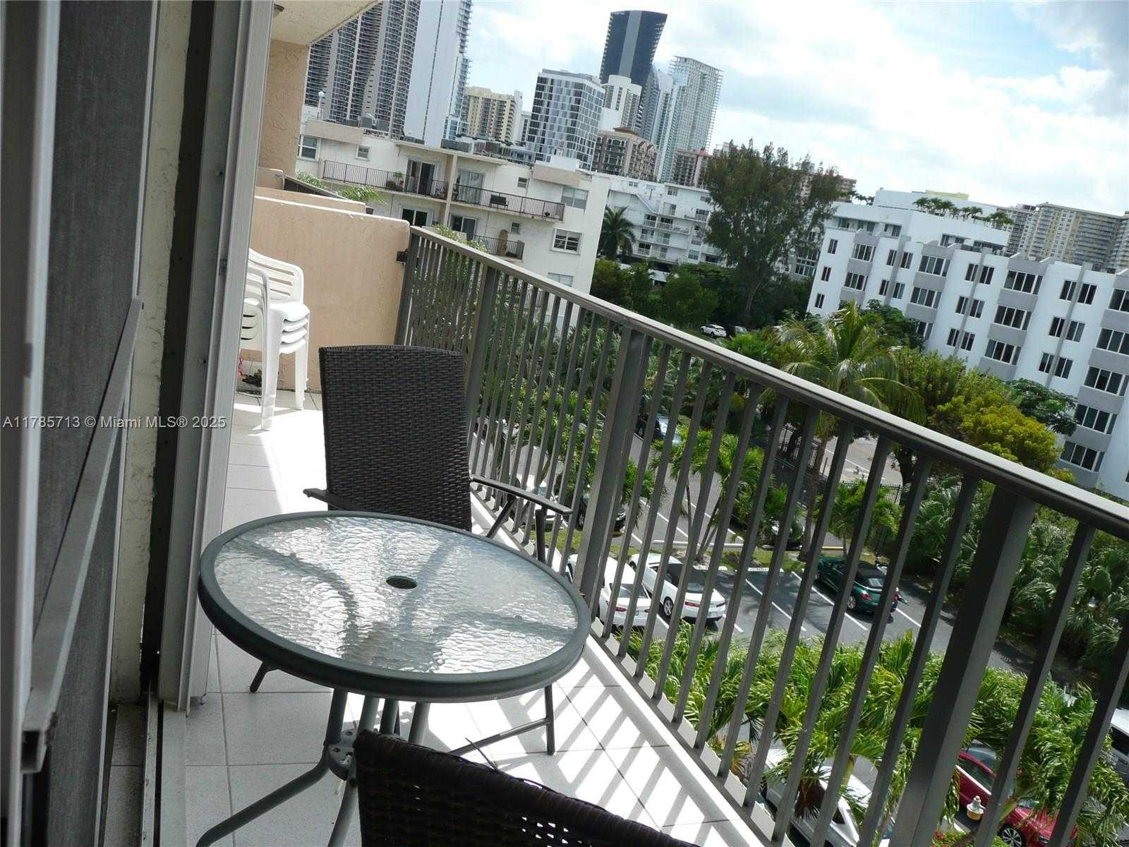 Small Image of 250 181ST DR #414, Sunny Isles Beach Number 3