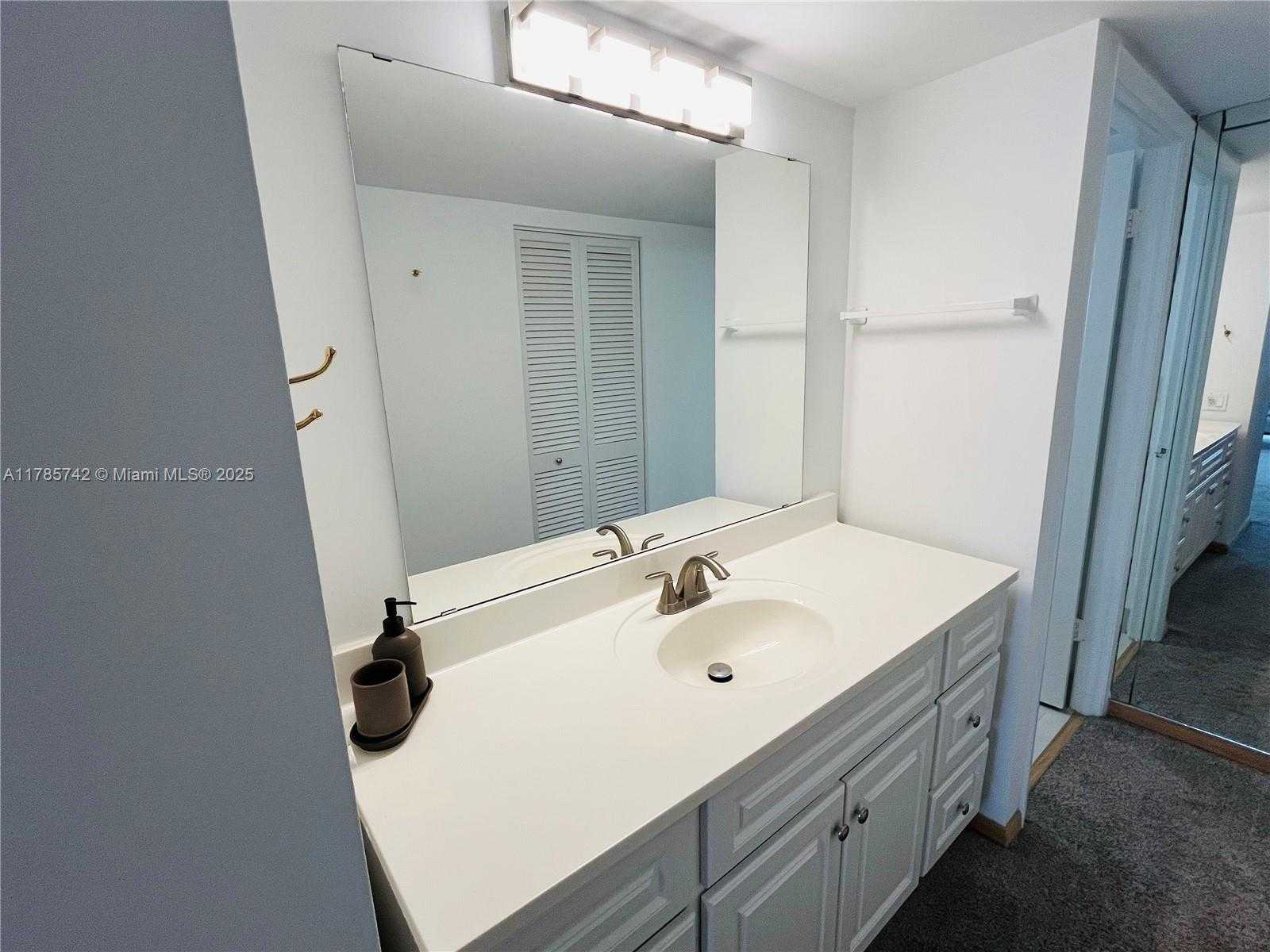 Small Image of 1450 BRICKELL BAY DR #811, Miami Number 19