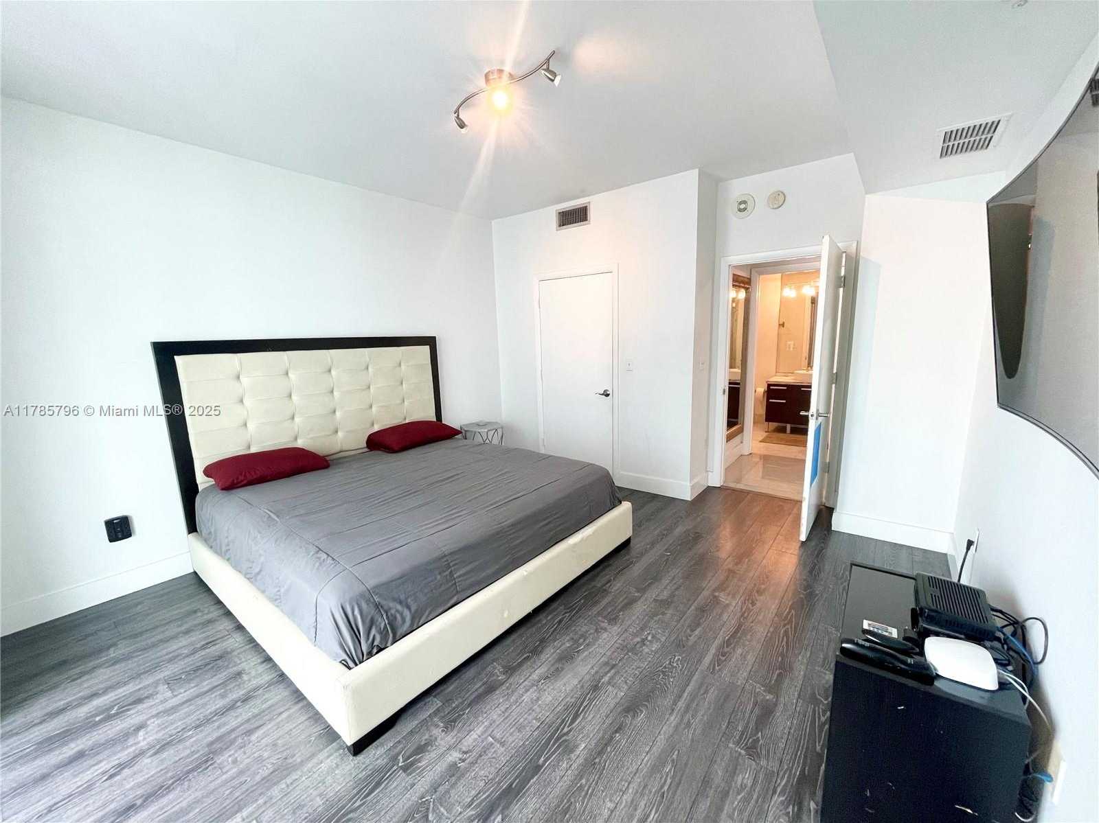Small Image of 253 NE 2nd St, Miami, FL 33132, USA Number 27