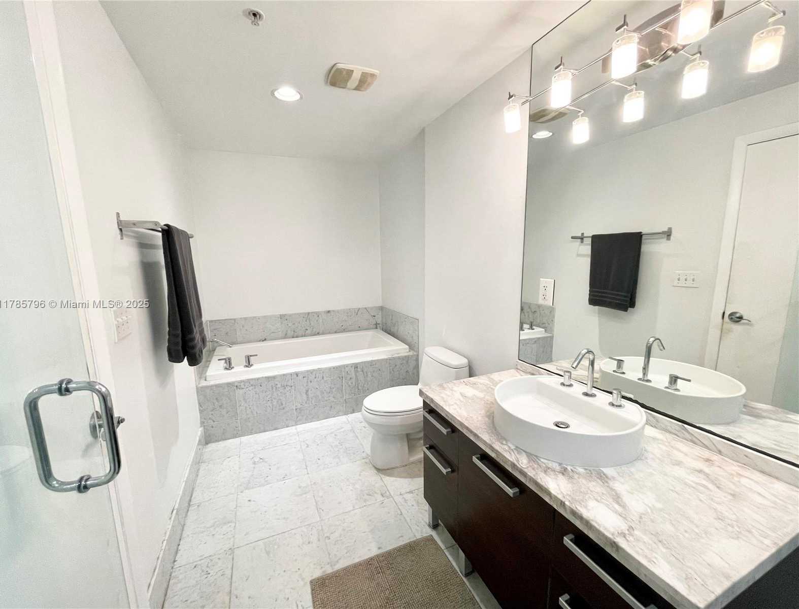 Small Image of 253 NE 2nd St, Miami, FL 33132, USA Number 30