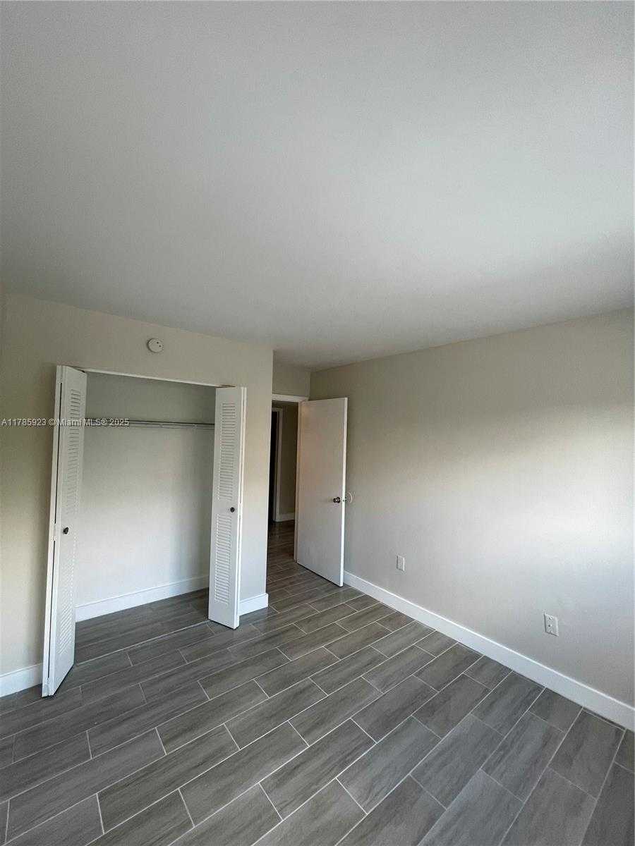 Small Image of 7427 #12-203, Miami Number 11