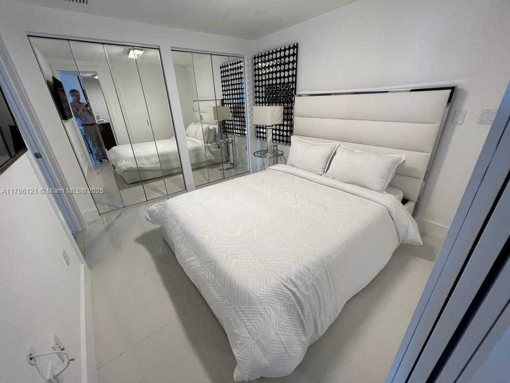 Small Image of 485 BRICKELL AVE #2109, Miami Number 7