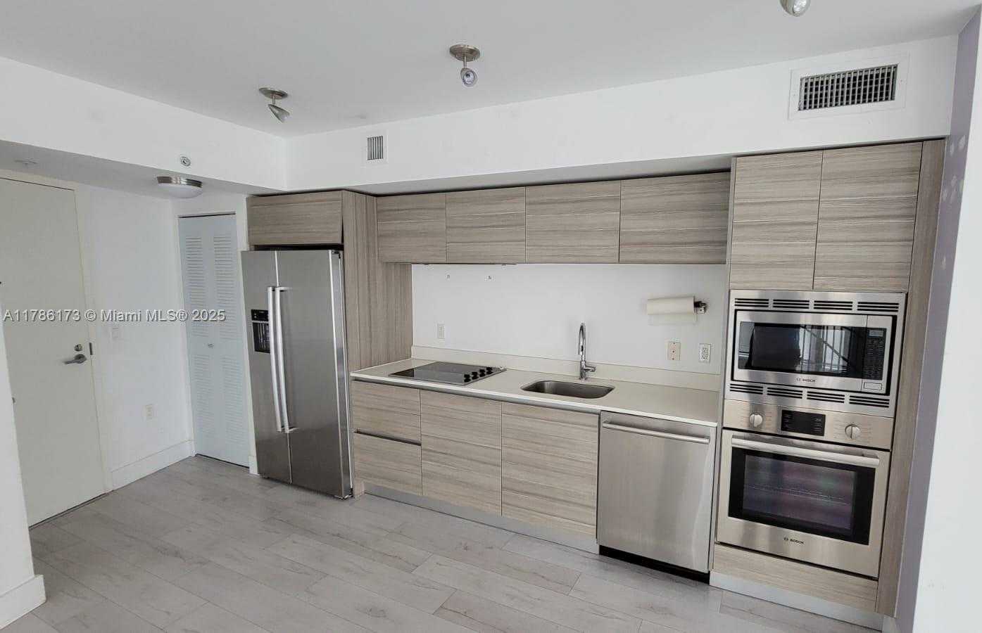 Small Image of 6610 INDIAN CREEK DR #104, Miami Beach Number 3