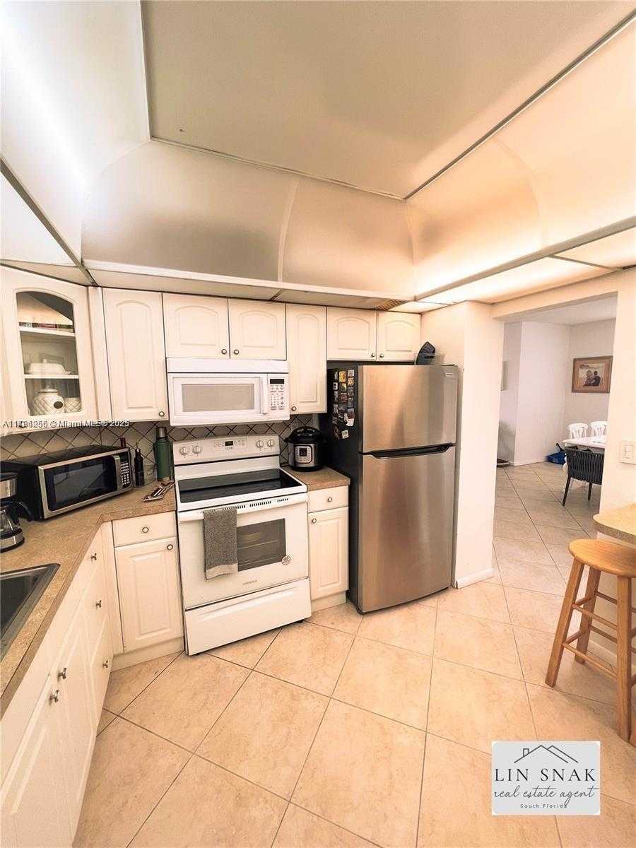 Small Image of 300 BAYVIEW DR #915, Sunny Isles Beach Number 10