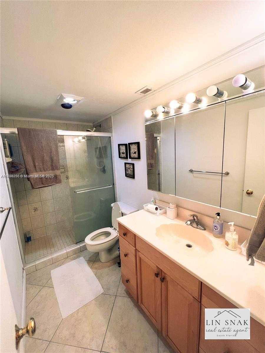 Small Image of 300 BAYVIEW DR #915, Sunny Isles Beach Number 13