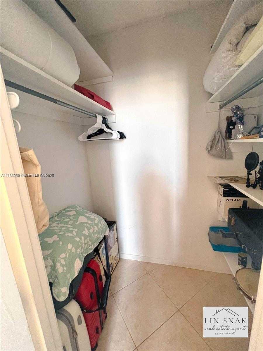 Small Image of 300 BAYVIEW DR #915, Sunny Isles Beach Number 16