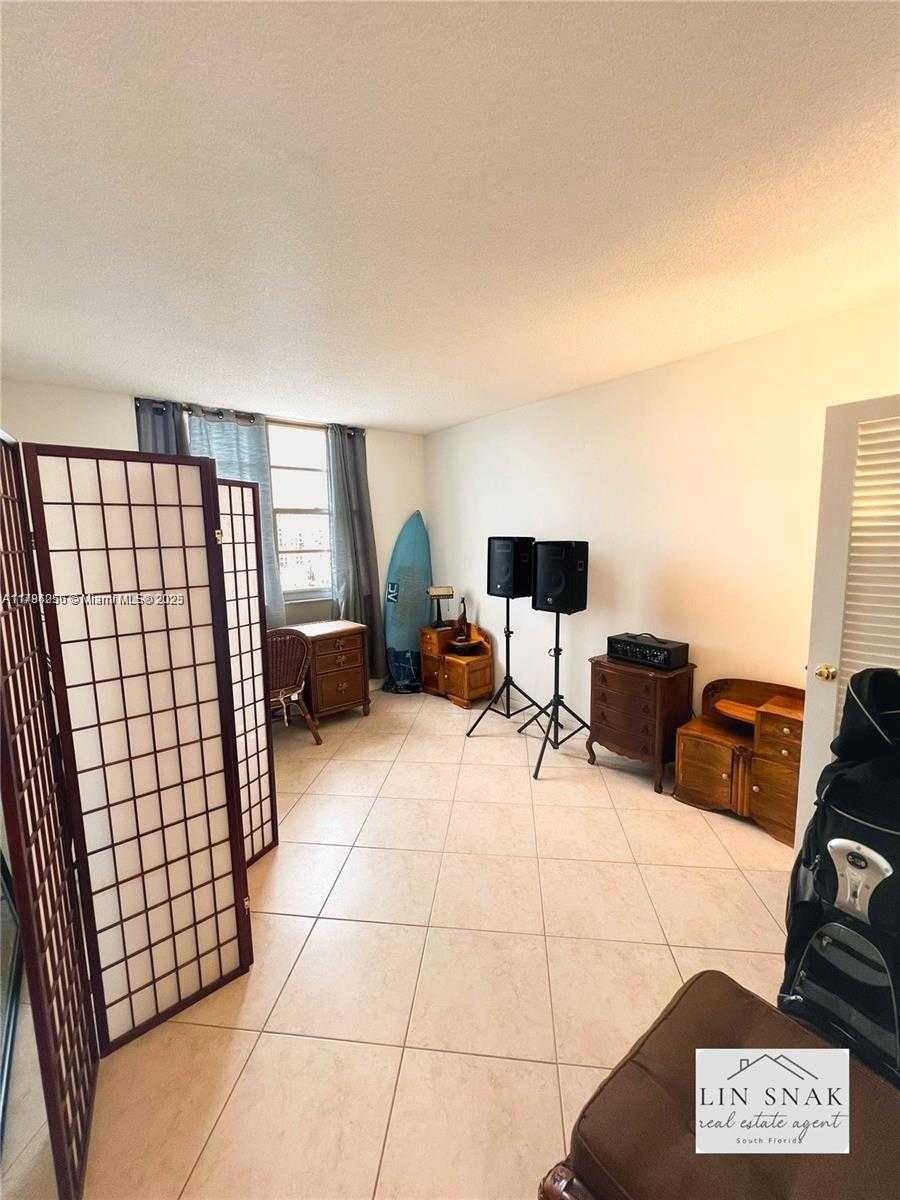 Small Image of 300 BAYVIEW DR #915, Sunny Isles Beach Number 17