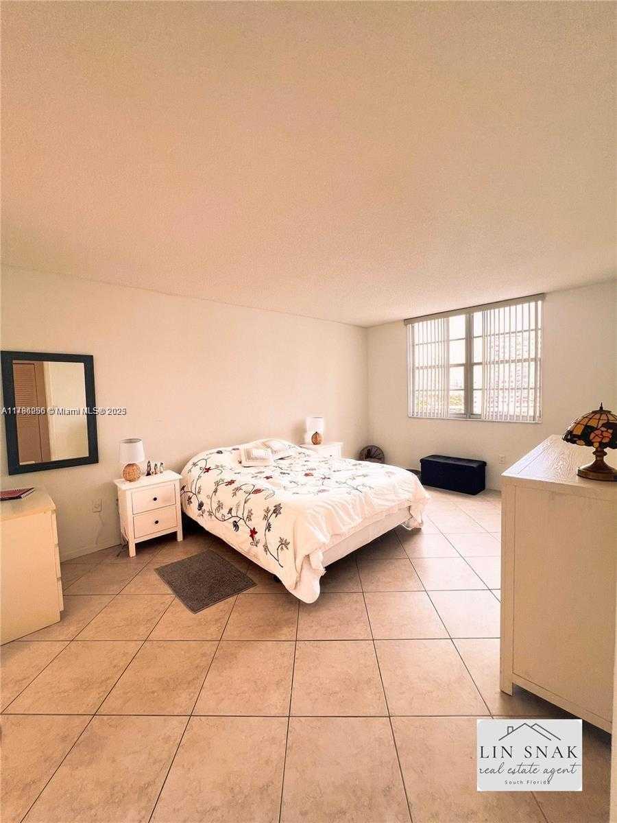 Small Image of 300 BAYVIEW DR #915, Sunny Isles Beach Number 19