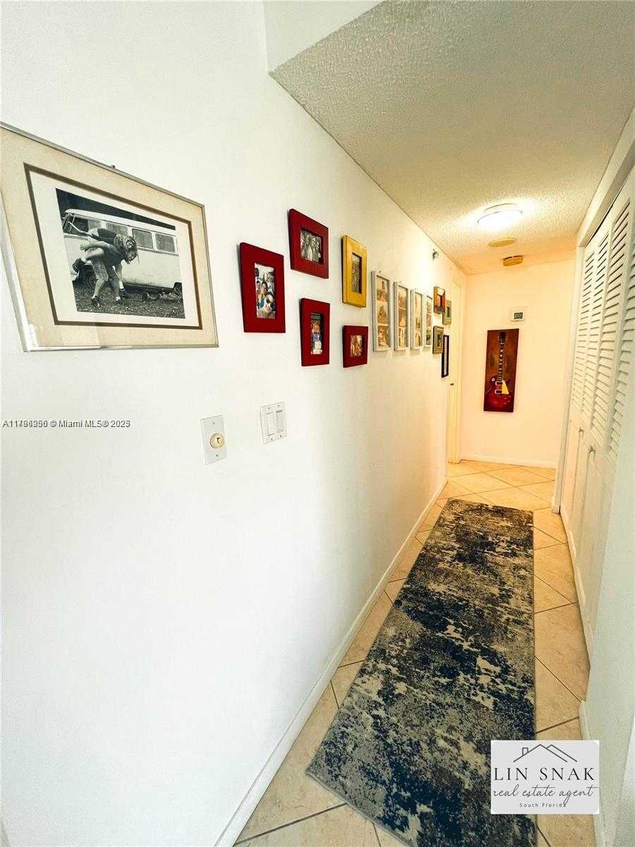 Small Image of 300 BAYVIEW DR #915, Sunny Isles Beach Number 8