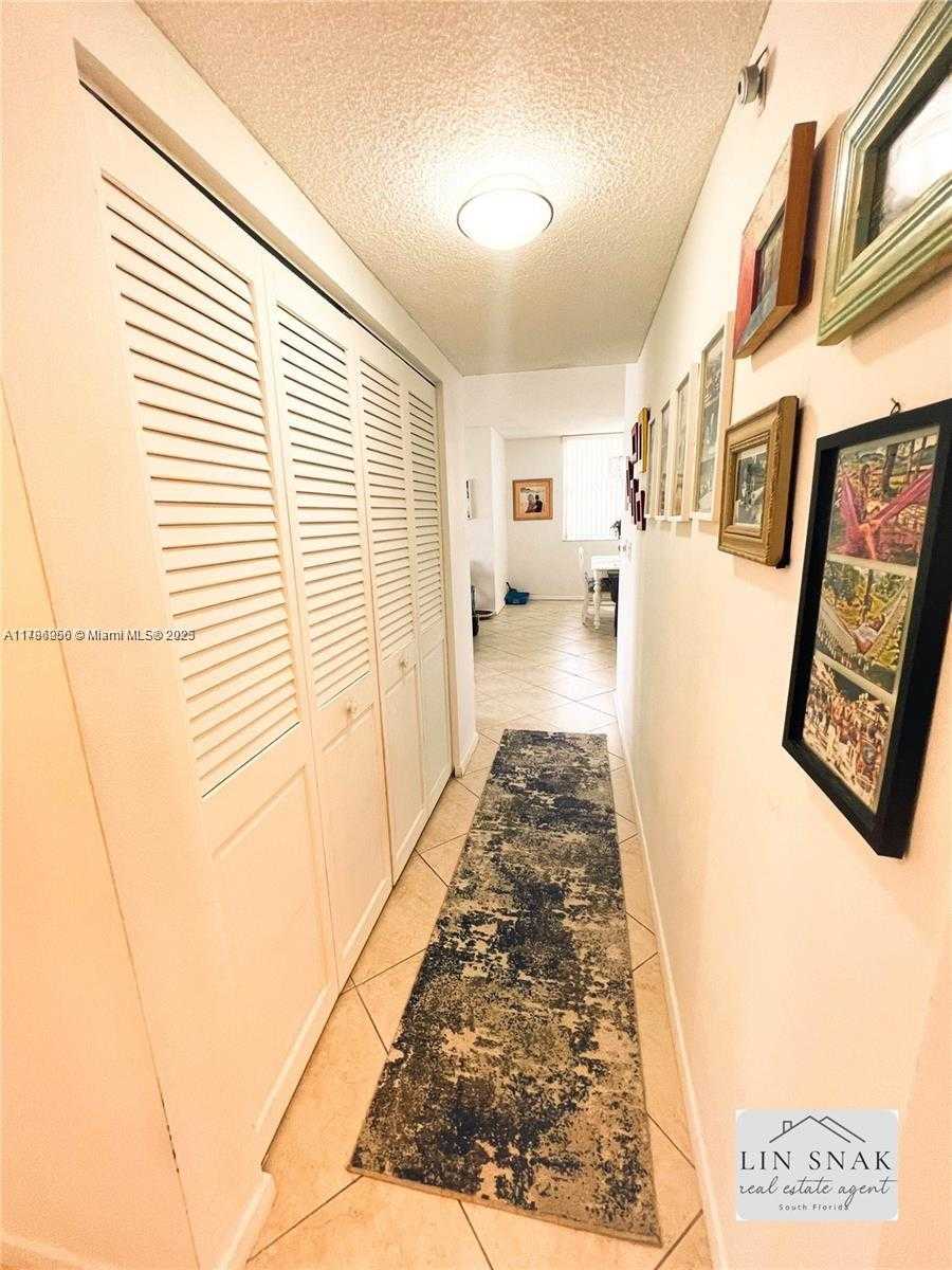 Small Image of 300 BAYVIEW DR #915, Sunny Isles Beach Number 9