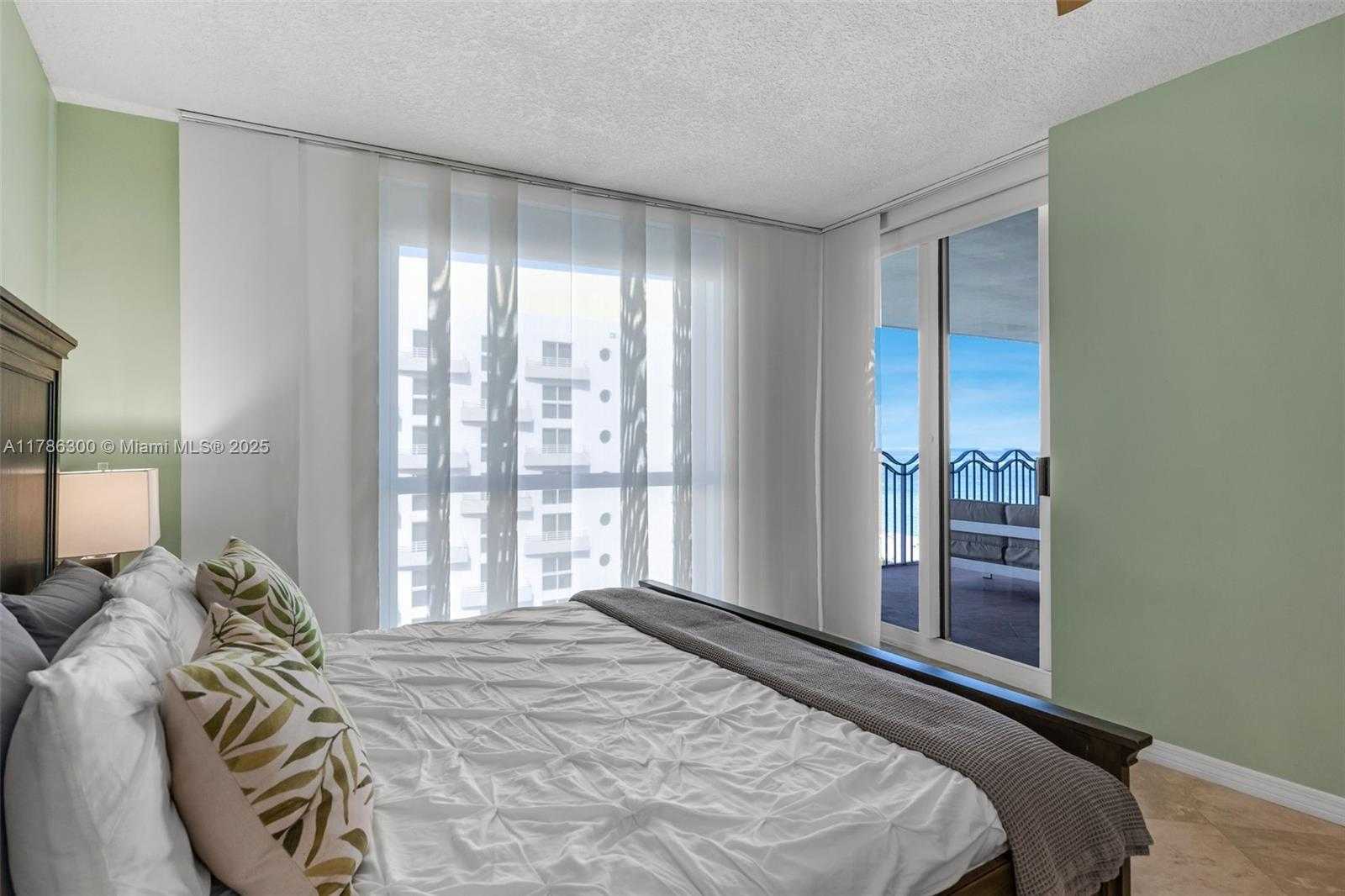 Small Image of 1500 OCEAN DR #PH-05, Miami Beach Number 14