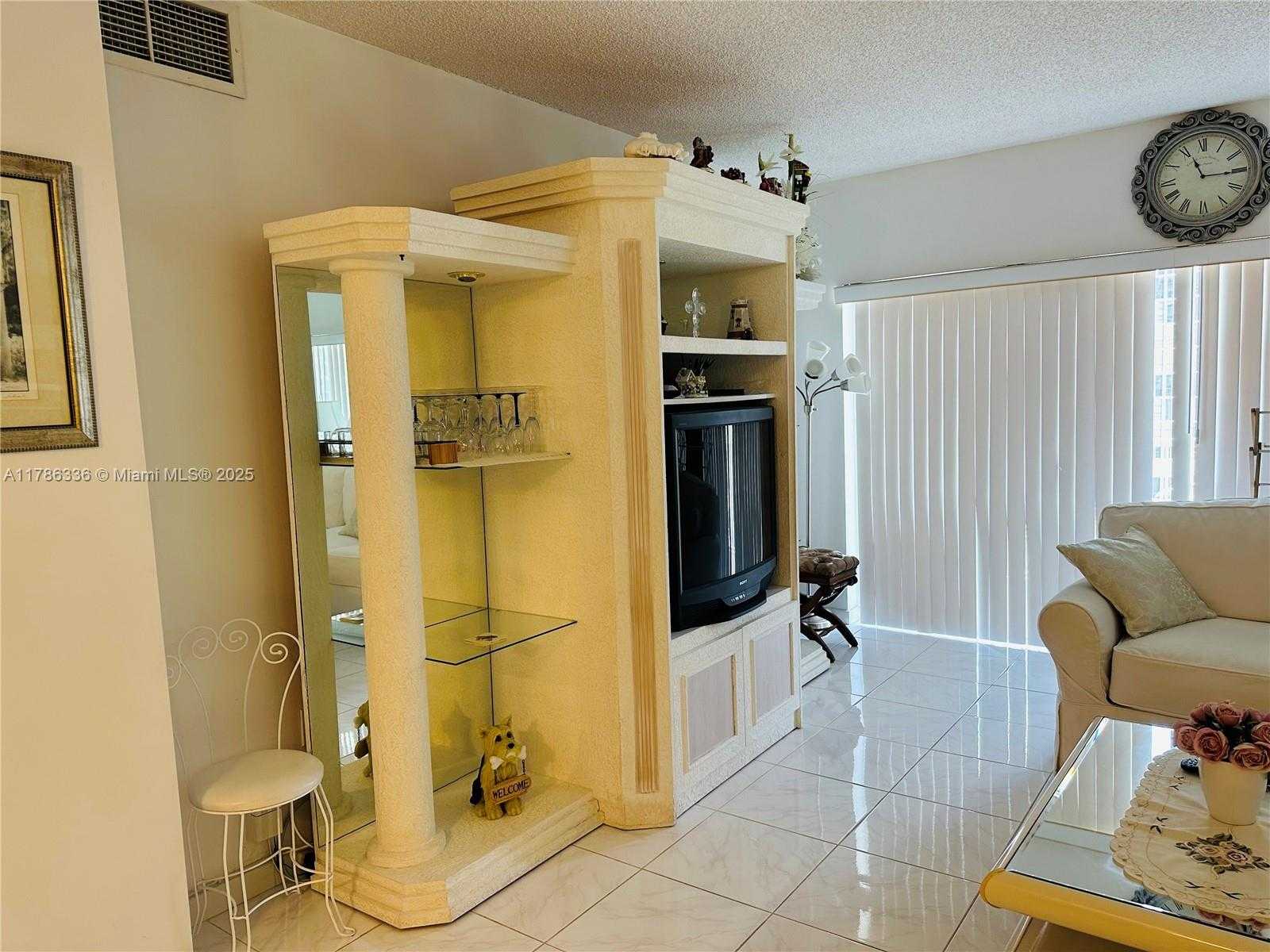 Small Image of 1985 SOUTH OCEAN DR #4L, Hallandale Beach Number 3