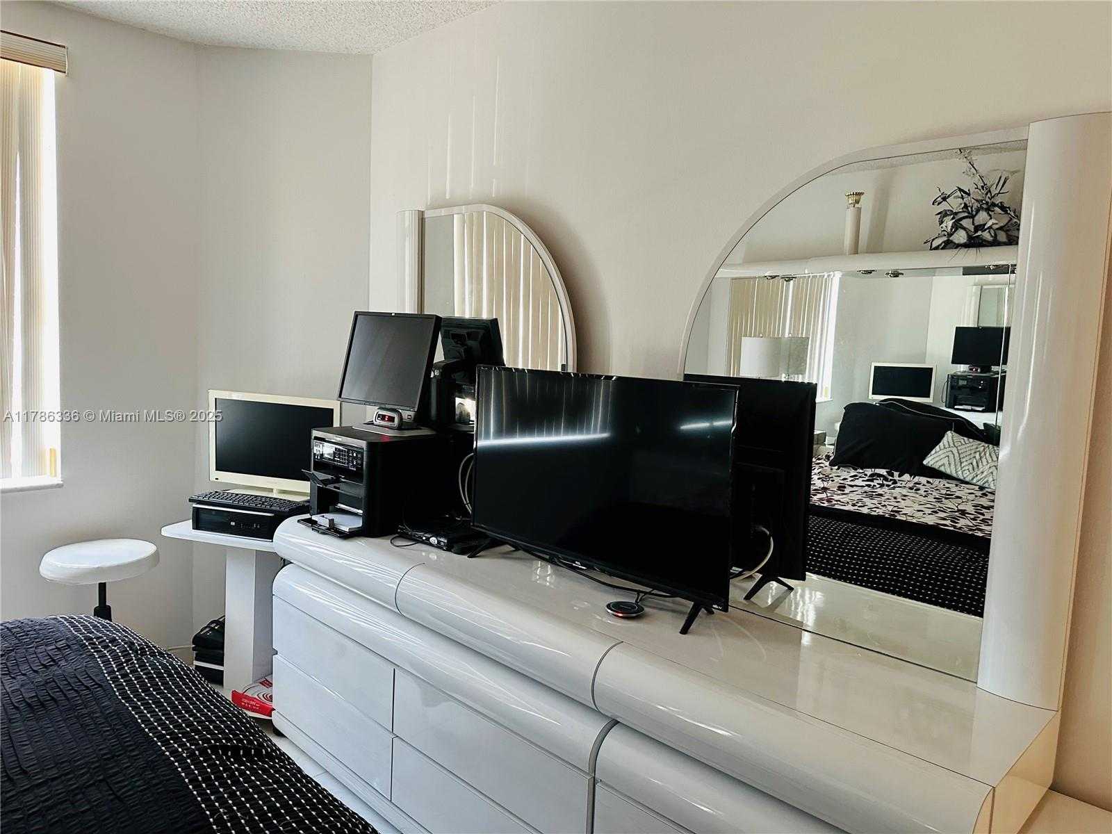 Small Image of 1985 SOUTH OCEAN DR #4L, Hallandale Beach Number 6