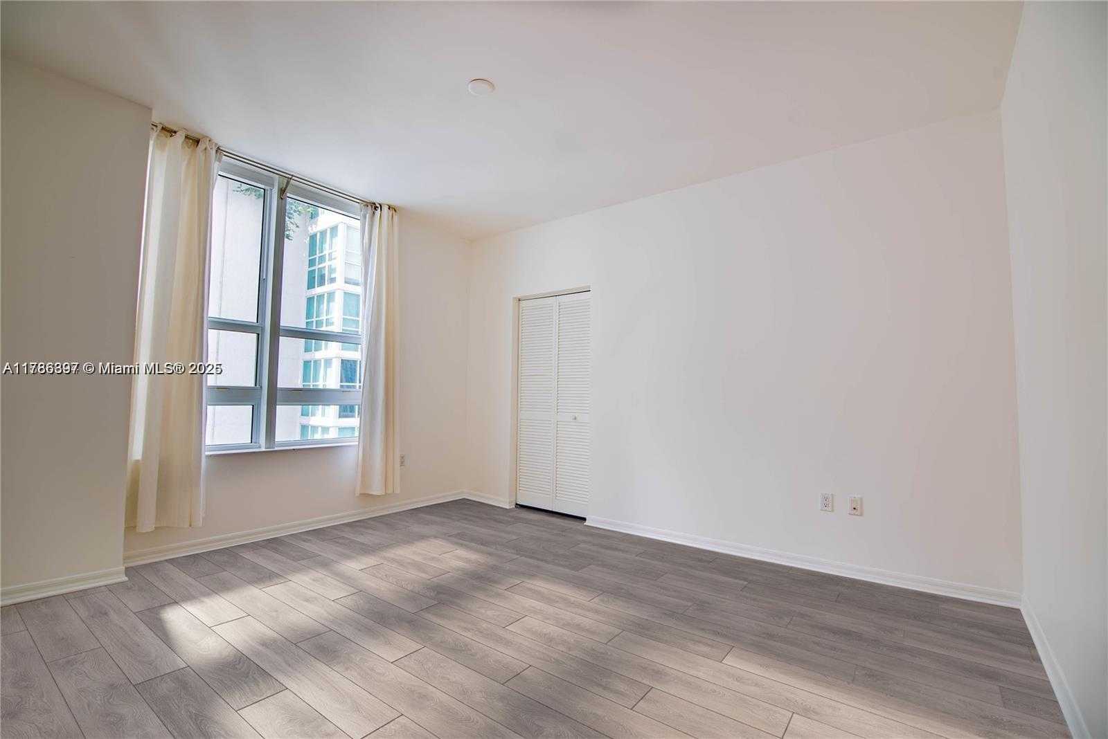 Small Image of 950 BRICKELL BAY #703, Miami Number 4