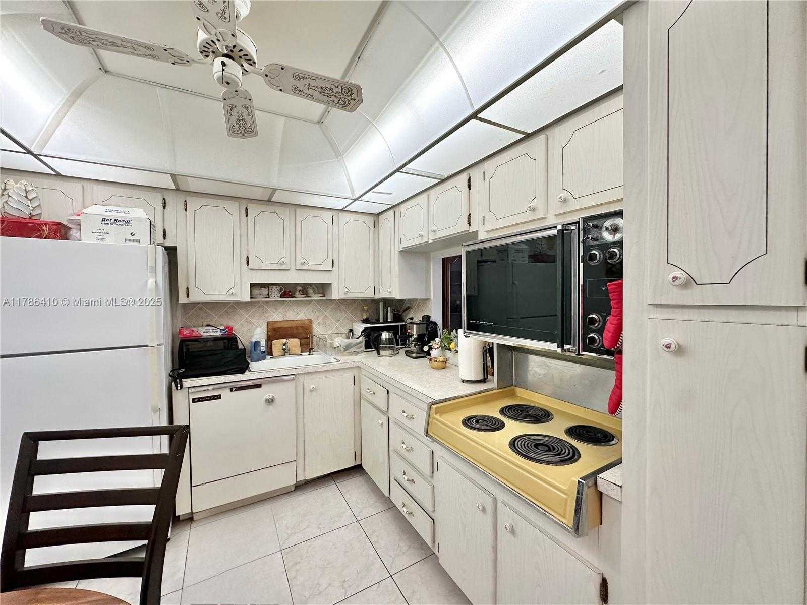 Small Image of 1801 SOUTH OCEAN #1042, Hallandale Beach Number 8
