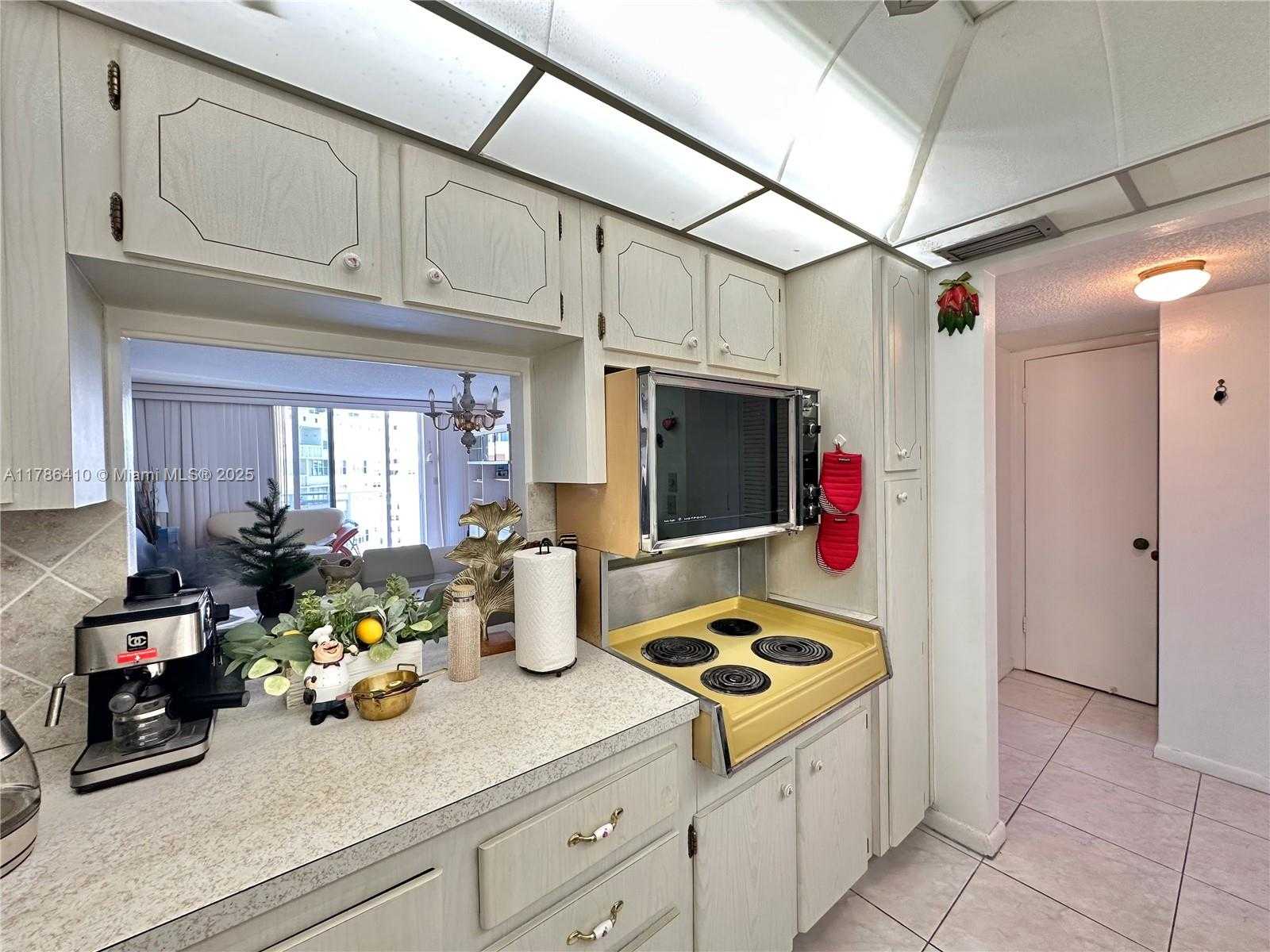 Small Image of 1801 SOUTH OCEAN #1042, Hallandale Beach Number 9