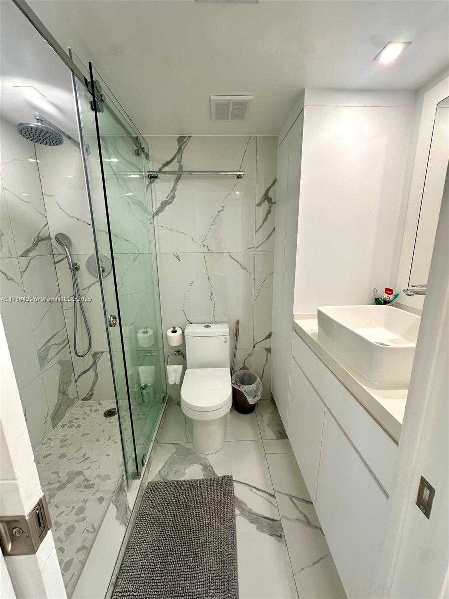 Small Image of 2457 COLLINS AVE #408, Miami Beach Number 4