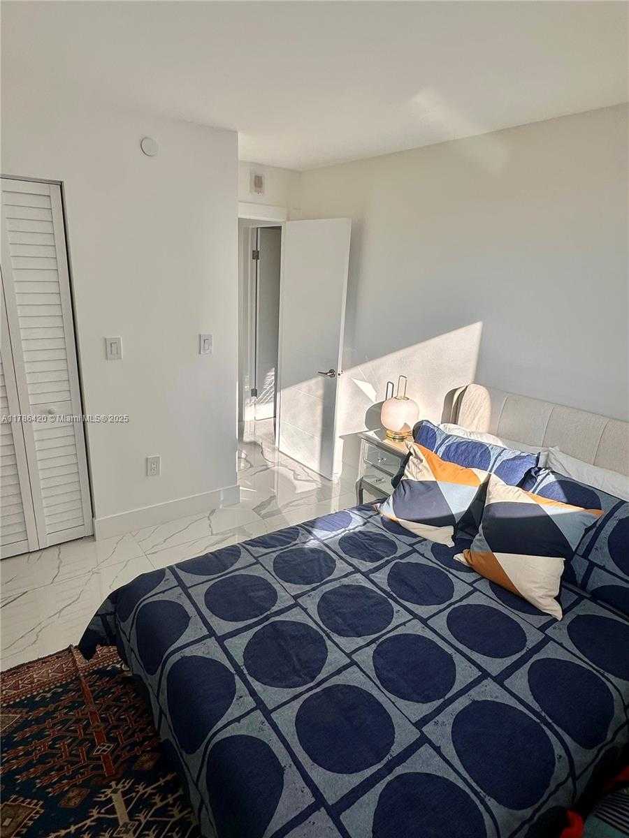 Small Image of 2457 COLLINS AVE #408, Miami Beach Number 5
