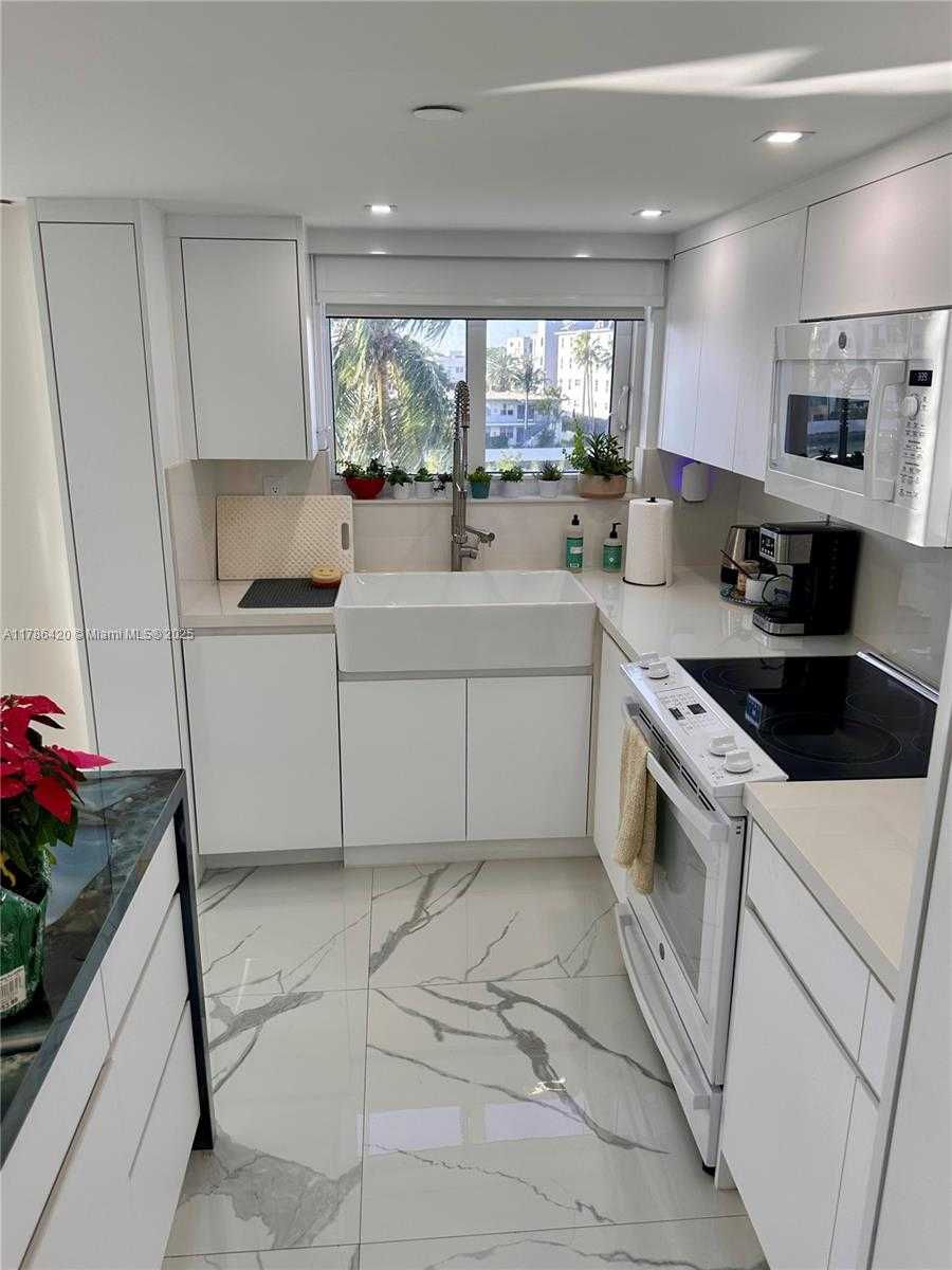 Small Image of 2457 COLLINS AVE #408, Miami Beach Number 8