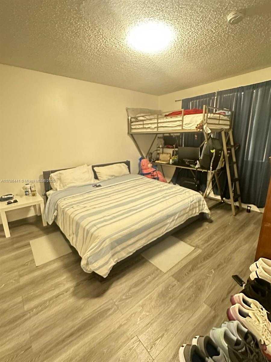 Small Image of 8180 GENEVA CT #323, Doral Number 12