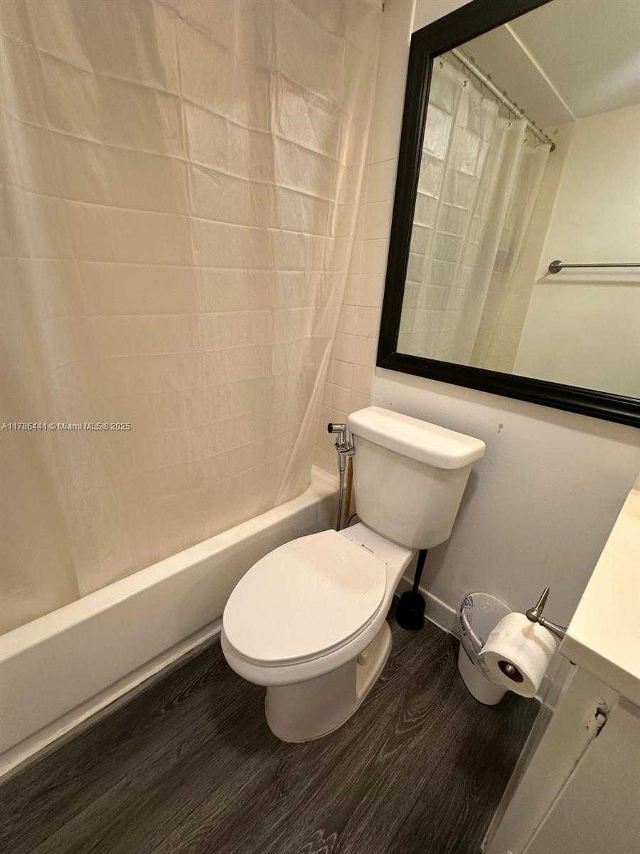 Small Image of 8180 GENEVA CT #323, Doral Number 15