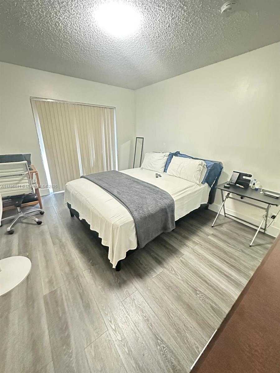 Small Image of 8180 GENEVA CT #323, Doral Number 16