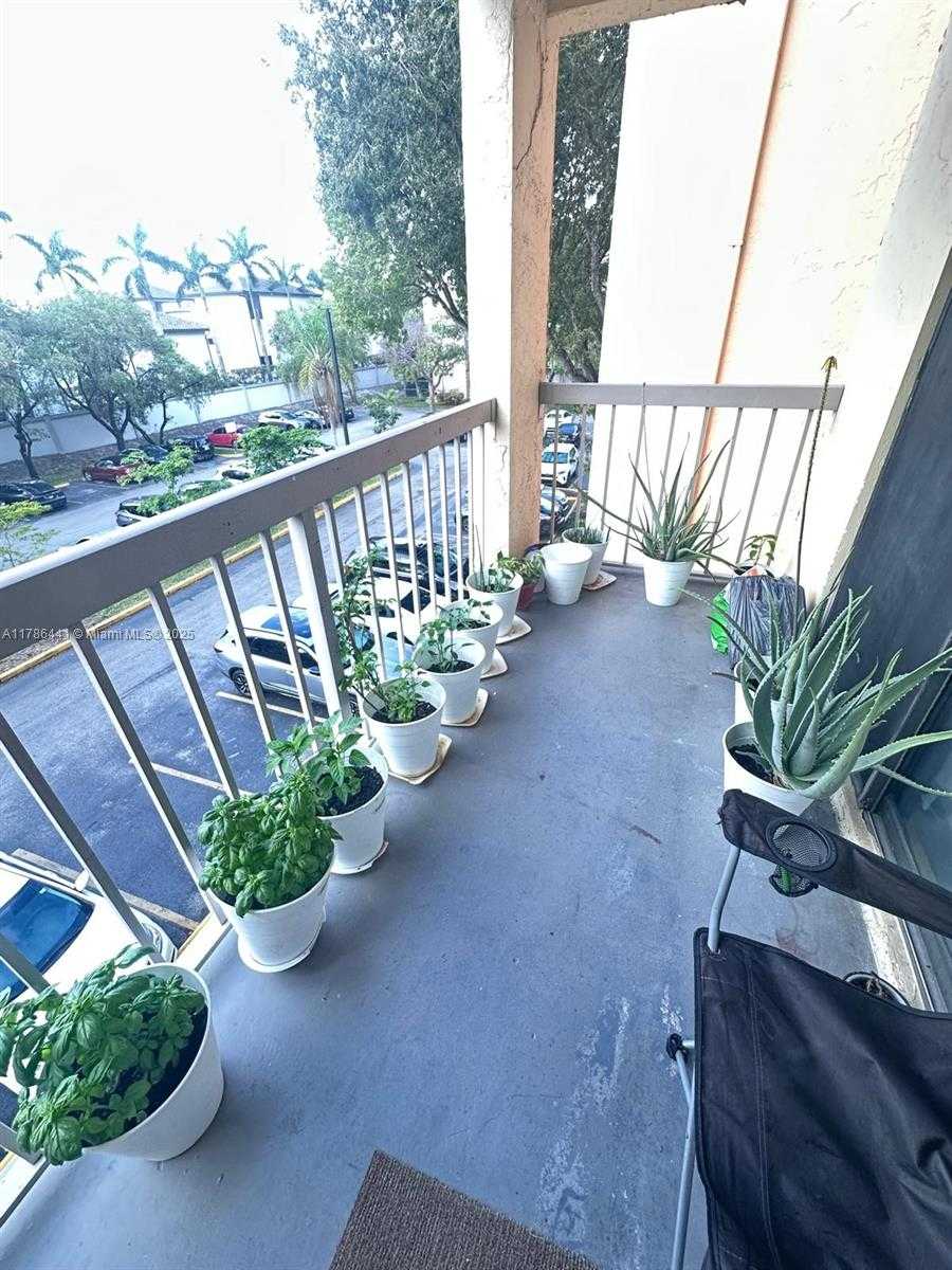 Small Image of 8180 GENEVA CT #323, Doral Number 17