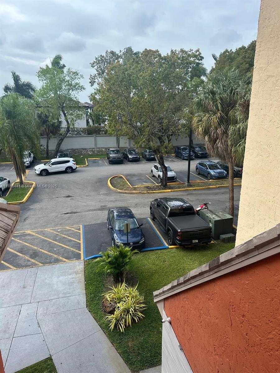 Small Image of 8180 GENEVA CT #323, Doral Number 2
